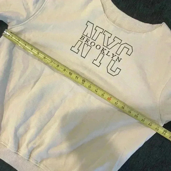 Urban Outfitters UO NYC BROOKLYN Sweatshirt Oversized Relax Fit Cream Pullover - Picture 10 of 11